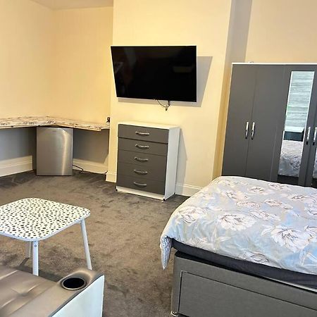 Ensuite Room With Private Bathroom At Walsall Esterno foto