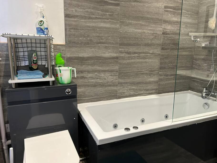 Ensuite Room With Private Bathroom At Walsall Esterno foto
