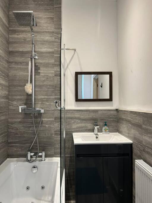 Ensuite Room With Private Bathroom At Walsall Esterno foto