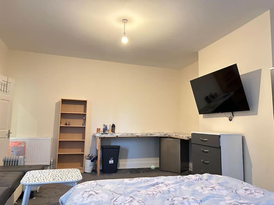 Ensuite Room With Private Bathroom At Walsall Esterno foto