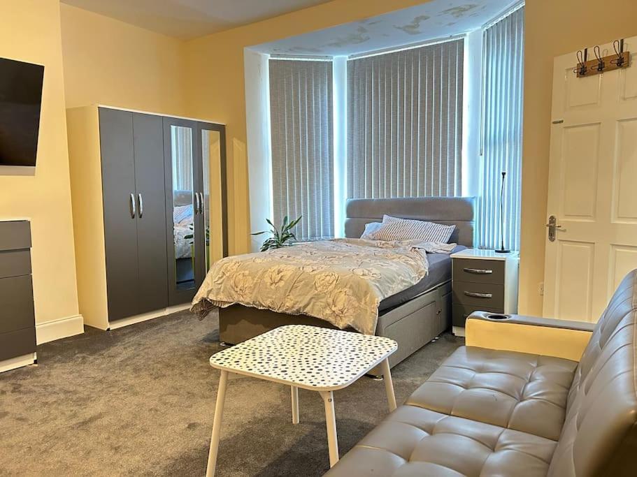 Ensuite Room With Private Bathroom At Walsall Esterno foto