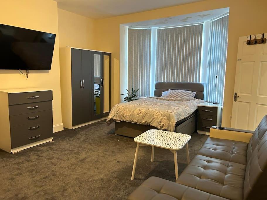 Ensuite Room With Private Bathroom At Walsall Esterno foto